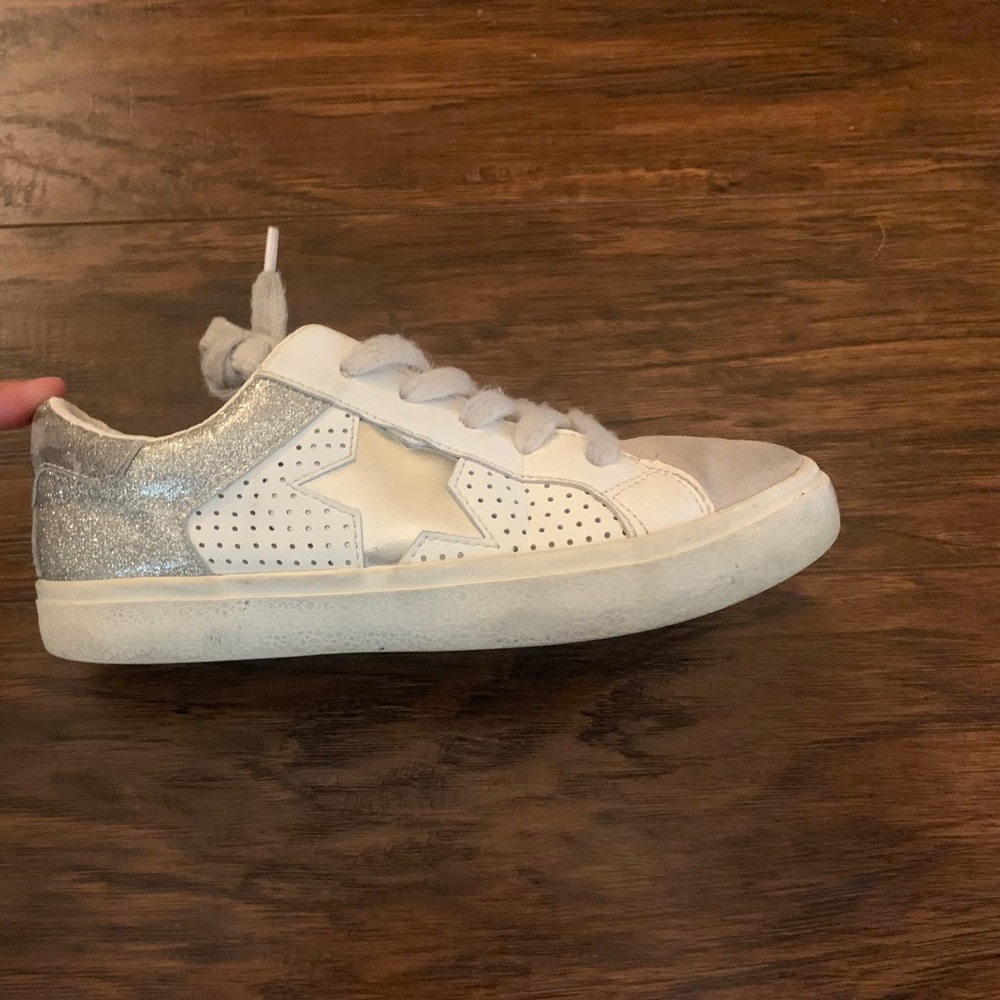 Girls “Vintage Havana” white star sneakers- size 2